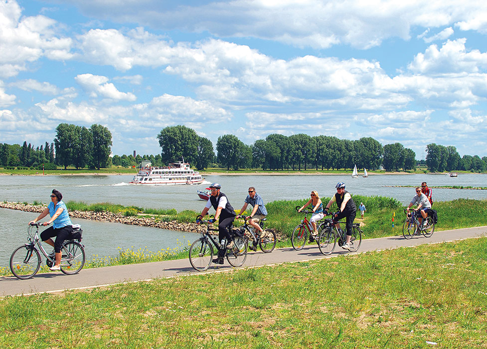 Radreisen--am-Rhein-bei-Düsseldorf