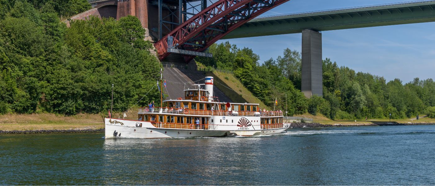 NOK_raddampfer-freya-nord-ostsee-kanal-hochbruecke©JoachimDomdey