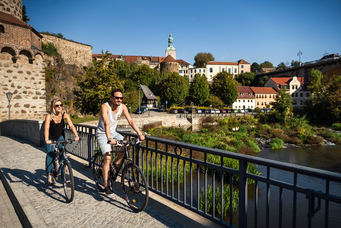 Zwei Radfahrer in Bautzen_c_TourismusMarketingGesellschaftSachsen