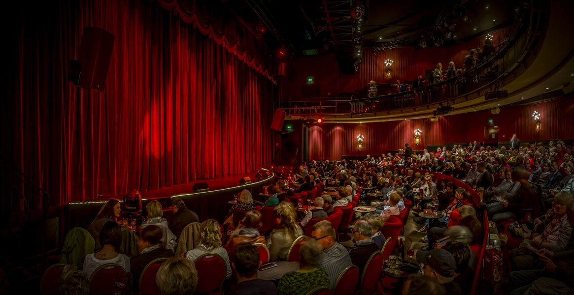 Theatersaal mit Gästen