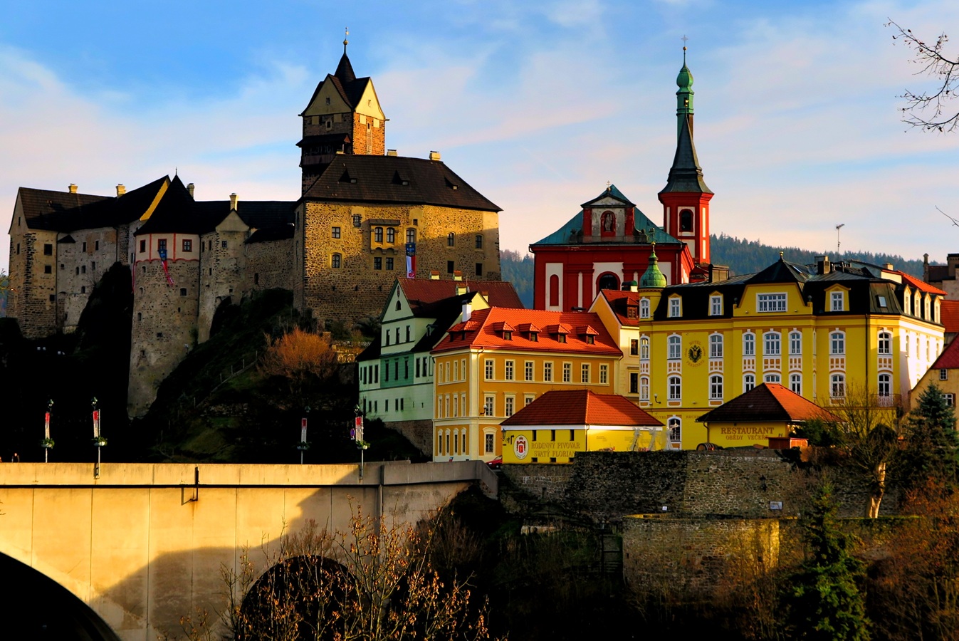 Burg_Loket_und_Hotel_Cisar_Ferdinand