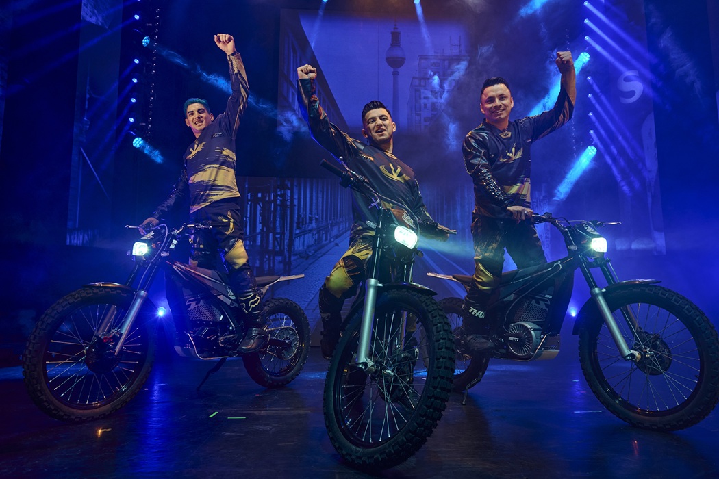 Dany Daniel's Globe of E-Bikes1_Wintergarten_GAGA_(c) Andrey Kezzyn_18169