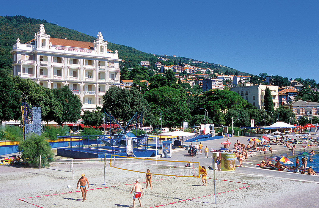 Kroatien_Istrien_04--HR--Kvarner-Bucht--Strand-Spiel-in-Opatija