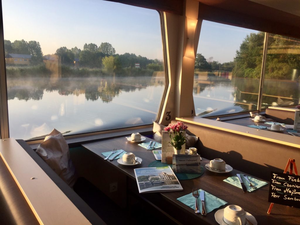 SQ-Salon-eingedeckt-FKF-12-1024x768